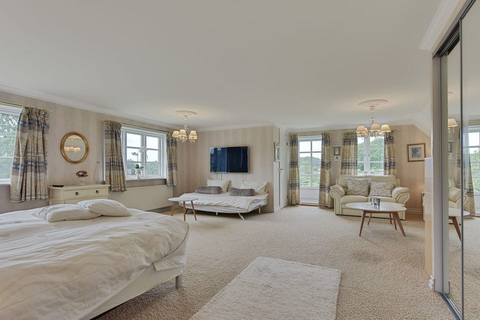 Suite | Free WiFi, bed sheets