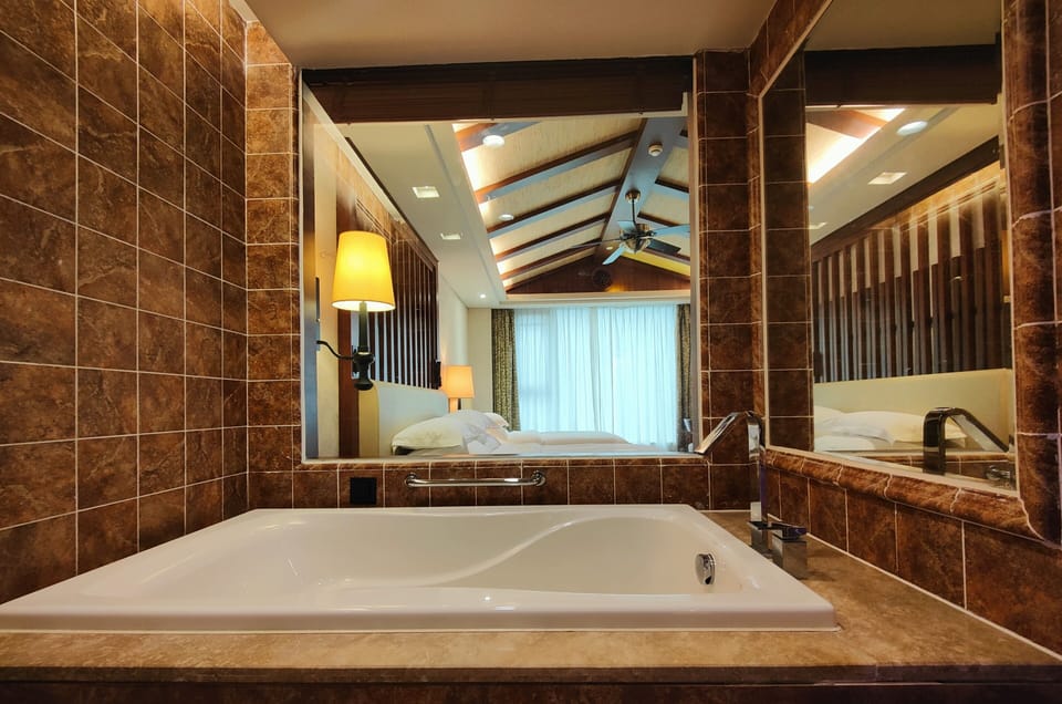 Combined shower/tub, rainfall showerhead, free toiletries, hair dryer