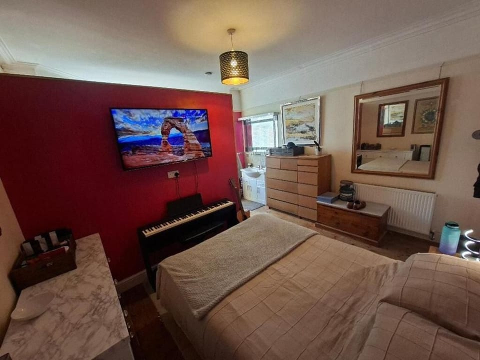 Deluxe Double Room, Garden View | In-room safe, iron/ironing board, WiFi (free)