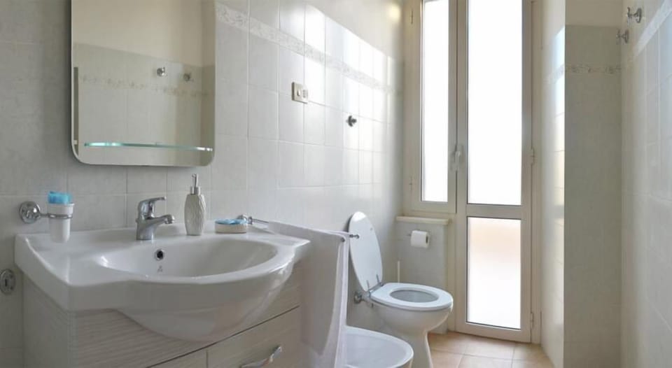 Comfort Suite, Terrace | Bathroom | Shower, free toiletries, hair dryer, bidet