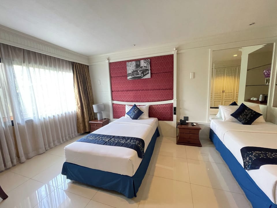 Deluxe Twin Room | In-room safe, desk, iron/ironing board (on request), WiFi (free)