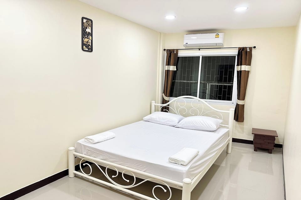 Superior Double Room | Desk, WiFi (free), bed sheets
