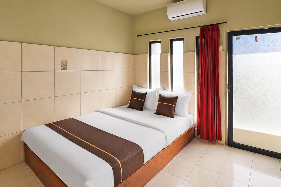 Deluxe Double Room | Iron/ironing board, bed sheets