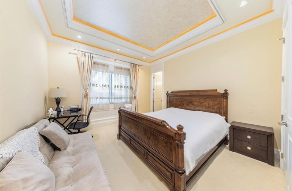 Combined shower/tub, free toiletries, hair dryer (on request), towels