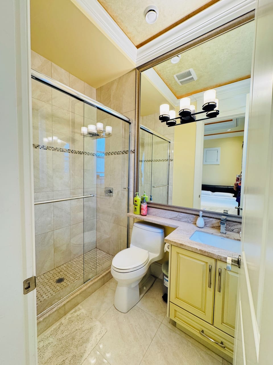 Comfort Double Room, 1 Queen Bed | Bathroom | Combined shower/tub, free toiletries, hair dryer (on request), towels