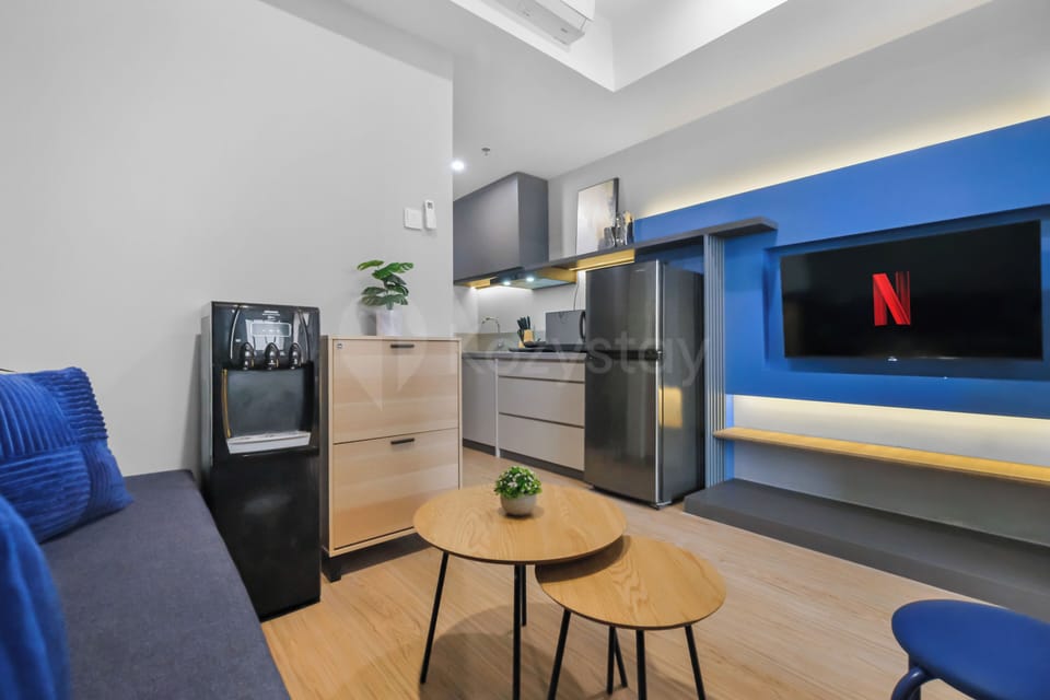 Apartment, 1 Queen Bed, City View | Living area | 43-inch Smart TV with cable channels, Netflix, streaming services