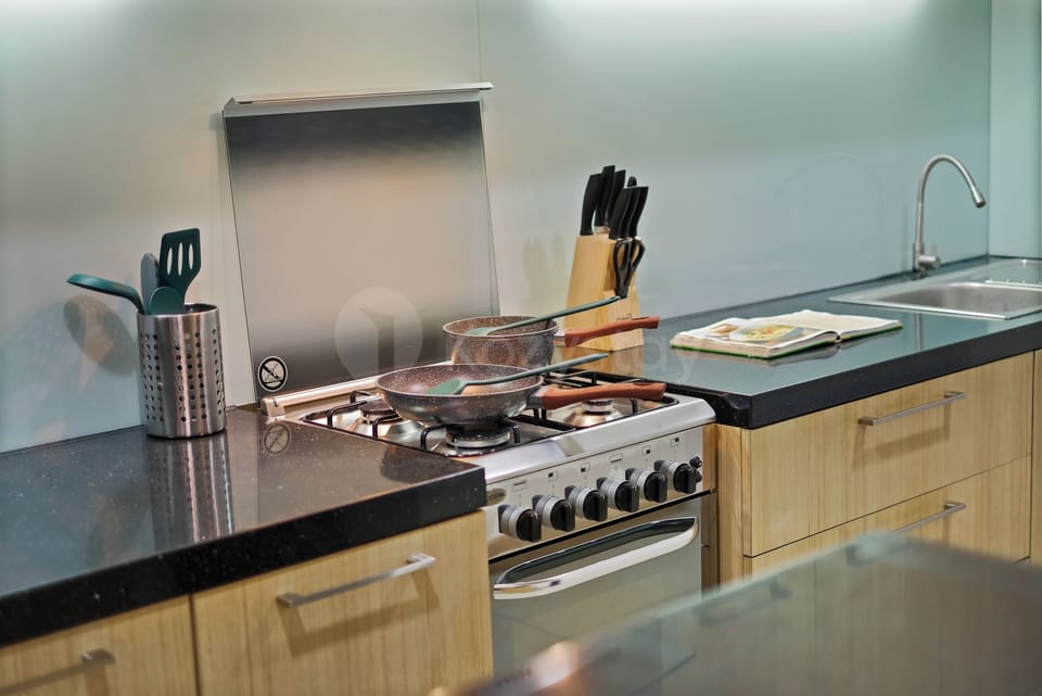 Apartment, 3 Bedrooms, City View | Private kitchen | Full-size fridge, microwave, oven, stovetop