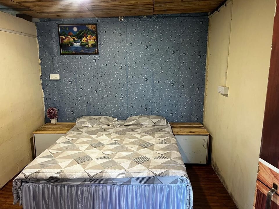 Deluxe Room | Desk, WiFi (free), bed sheets