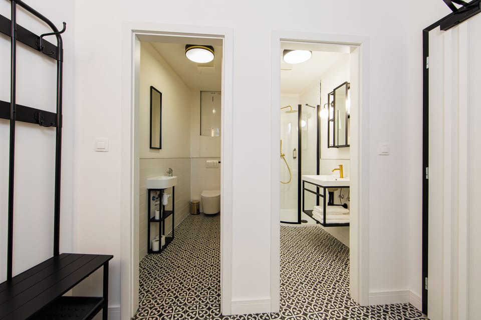 Superior Triple Room, City View | Bathroom