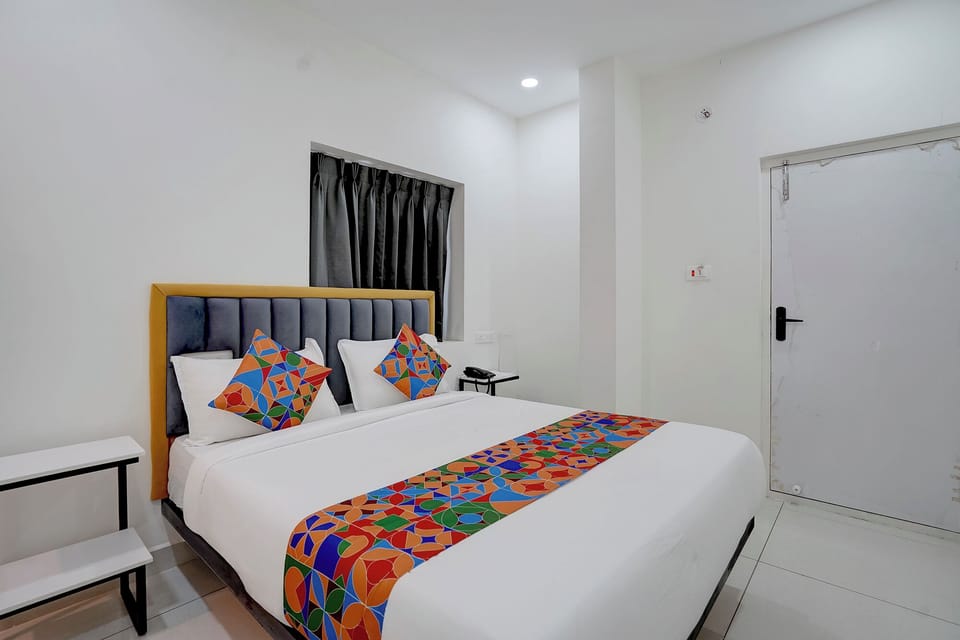 Egyptian cotton sheets, premium bedding, in-room safe, desk
