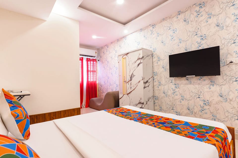 Deluxe Room | Egyptian cotton sheets, premium bedding, in-room safe, desk