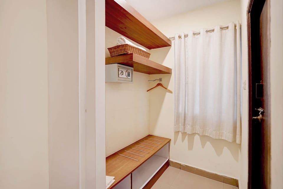Egyptian cotton sheets, premium bedding, in-room safe, desk