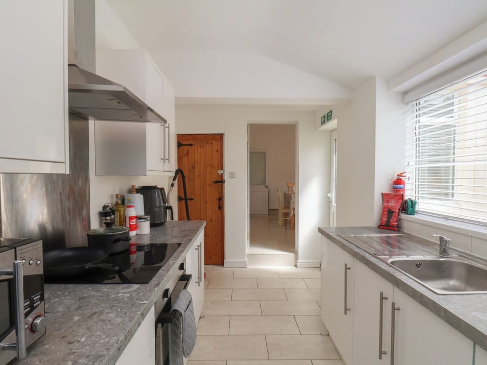 Cottage | Private kitchen | Cookware/dishes/utensils