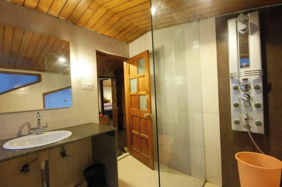Executive Deluxe Room | Bathroom | Shower, towels