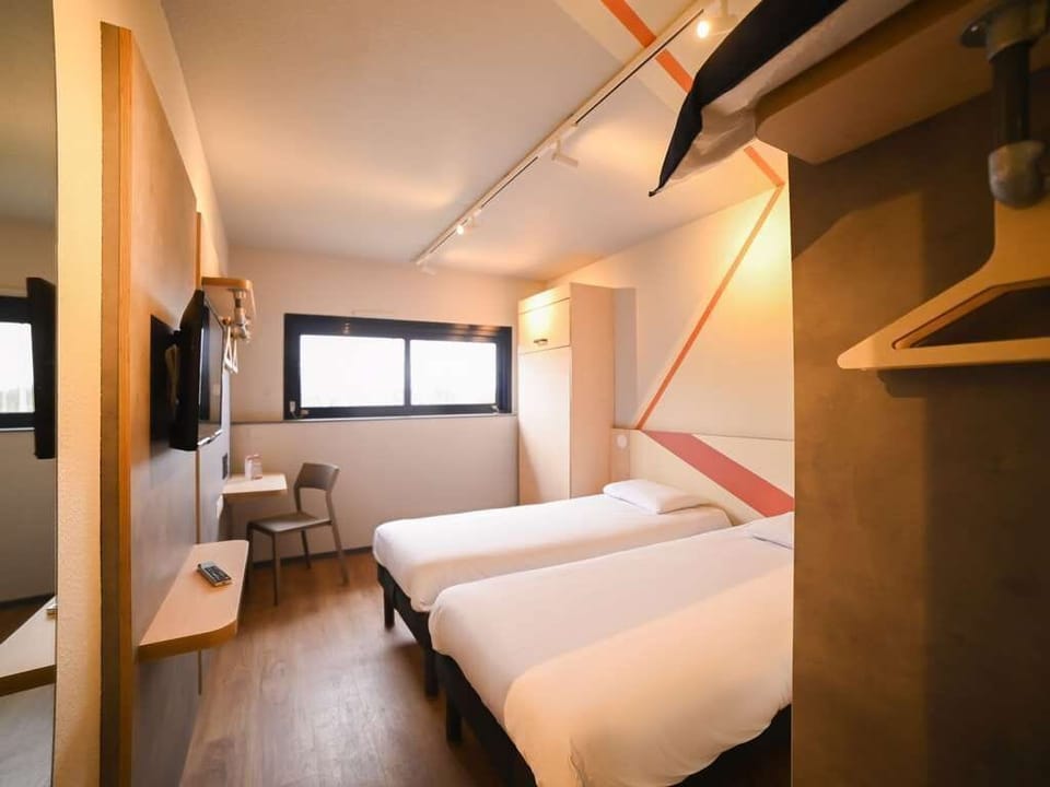 Room, 2 Twin Beds | Soundproofing, iron/ironing board (on request), WiFi (free)
