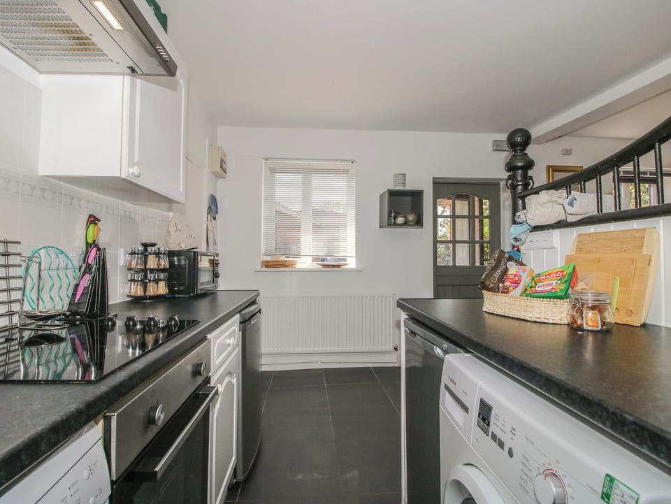 Dishwasher, cookware/dishes/utensils