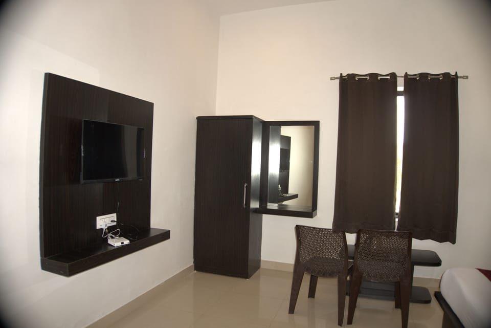 Standard Double Room, Mountain View | Desk, iron/ironing board, WiFi (free), bed sheets