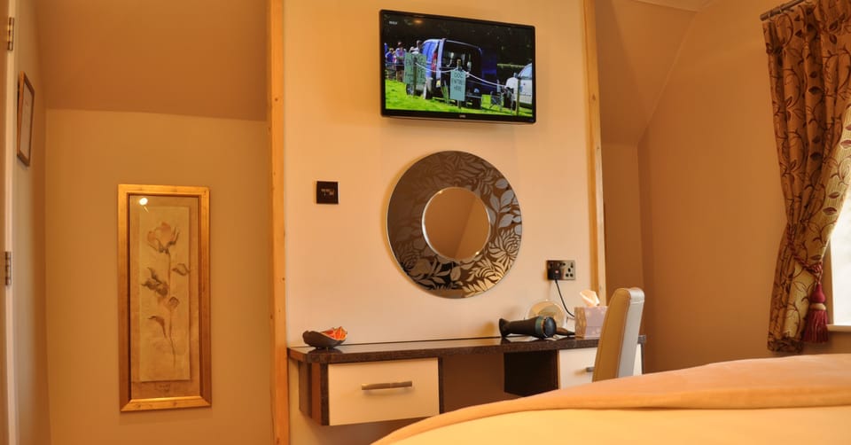 Deluxe Room, 1 King Bed (Front) | Individually decorated, individually furnished, desk, laptop workspace