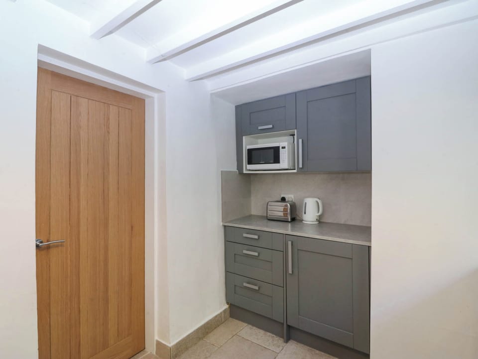Dishwasher, cookware/dishes/utensils