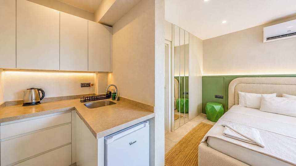Deluxe Suite, City View | Desk, laptop workspace, iron/ironing board, WiFi (free)