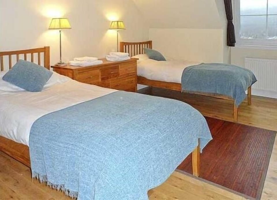 Blackout drapes, free WiFi, bed sheets