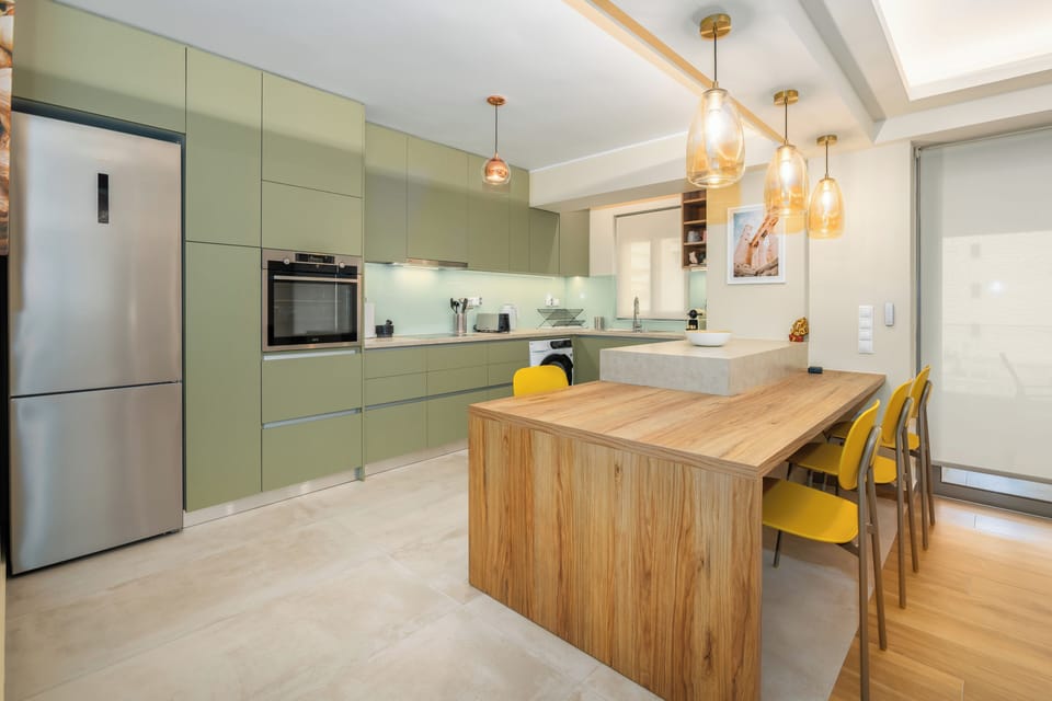 Full-size fridge, microwave, oven, stovetop