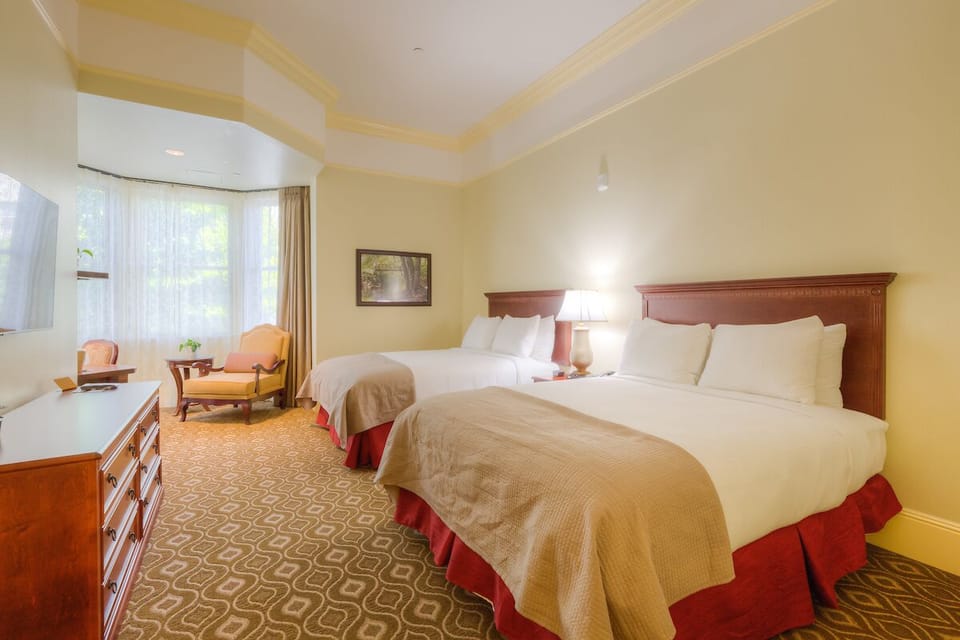 Premium bedding, in-room safe, desk, blackout drapes