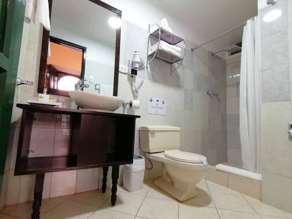 Traditional Twin Room | Bathroom | Shower, rainfall showerhead, free toiletries, hair dryer