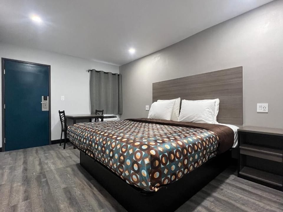 Desk, WiFi (free), bed sheets
