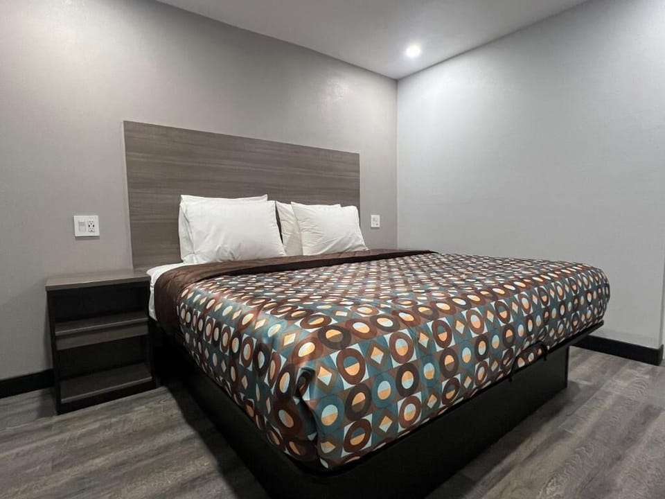 Desk, WiFi (free), bed sheets