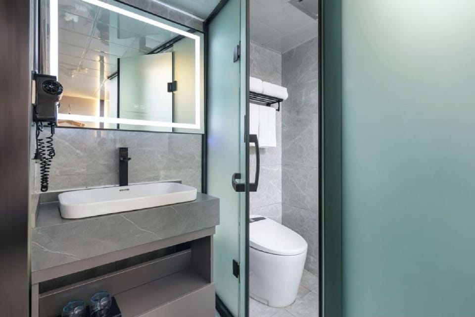 Superior Double Room, City View | Bathroom | Shower, rainfall showerhead, free toiletries, hair dryer
