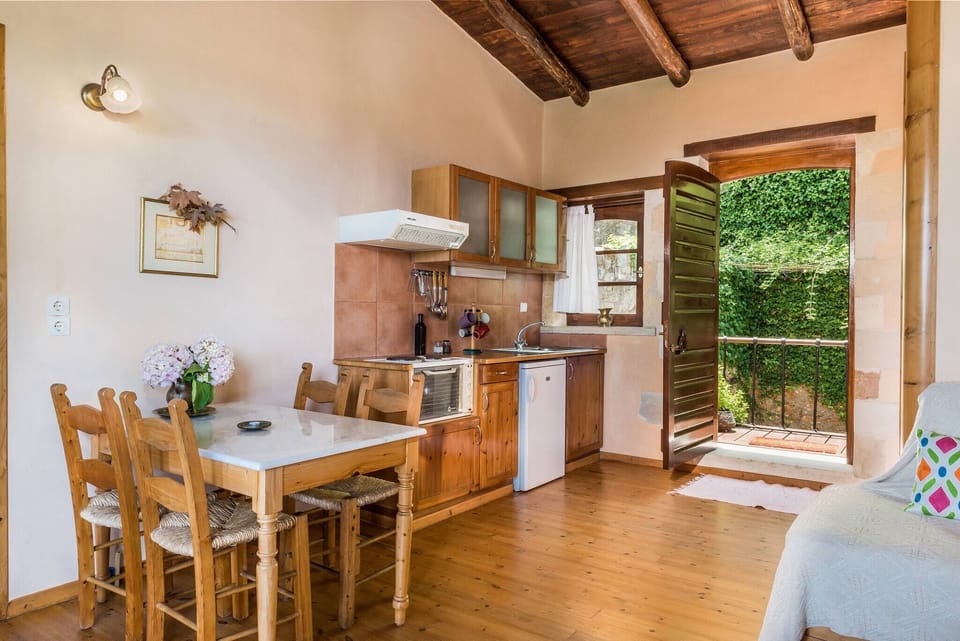 Apartment, 2 Bedrooms, Balcony, Garden View | Dining room