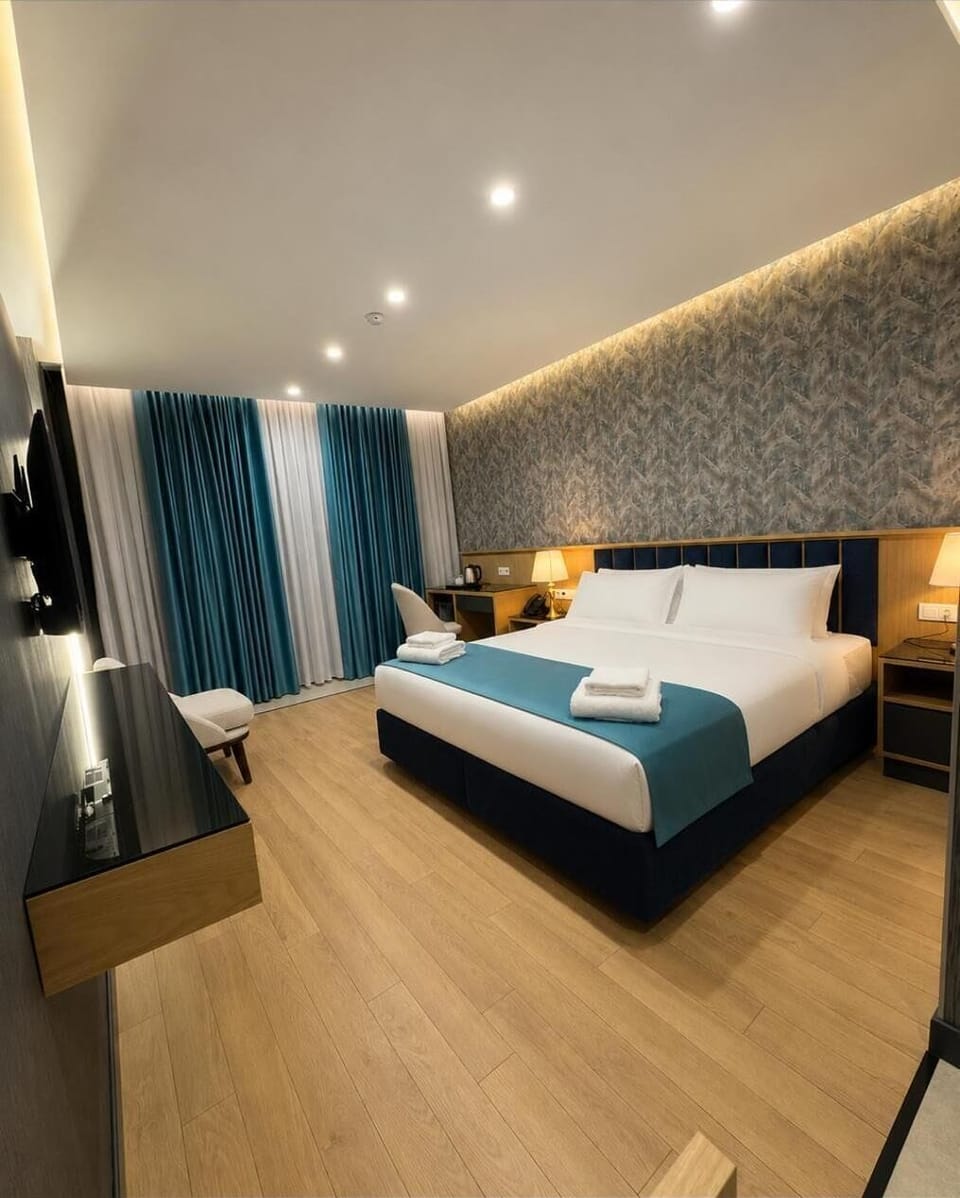 Hypo-allergenic bedding available, Select Comfort beds, in-room safe