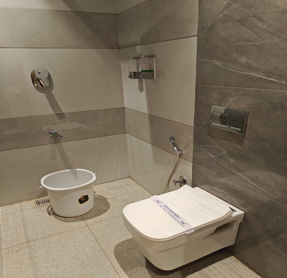 Deluxe Single Room | Bathroom | Shower, towels, soap, shampoo