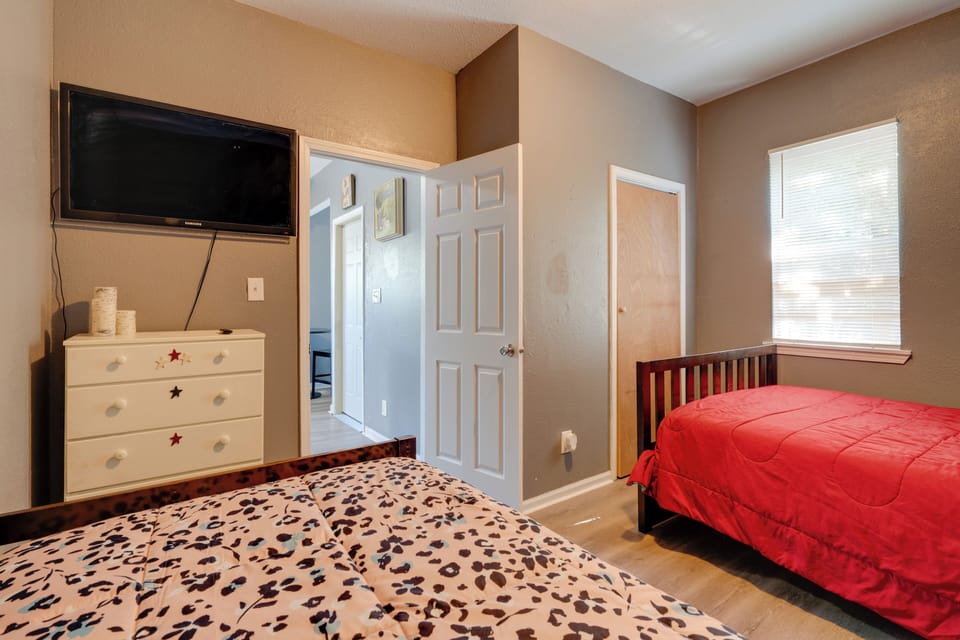Fenced Yard! Spacious Home, 4 Mi to Dtwn Milwaukee Cottage in Milwaukee