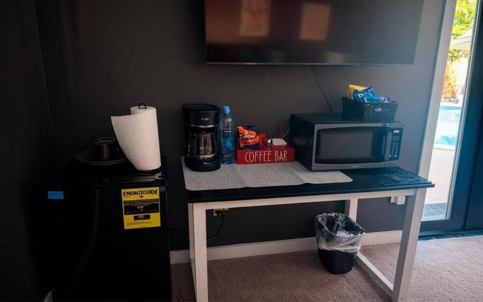 Deluxe Studio Suite, Men only, Patio, Pool View | Interior