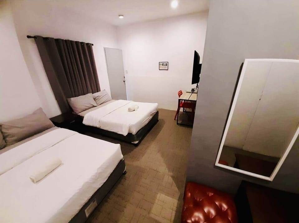 Premium Quadruple Room | Desk, rollaway beds, free WiFi, bed sheets