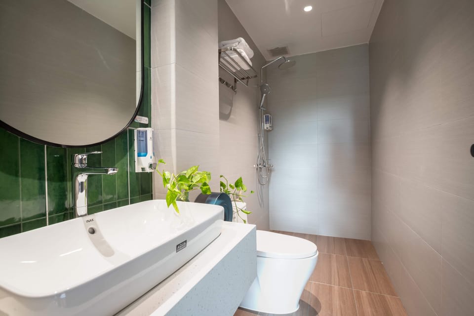 Deluxe Double Room | Bathroom | Shower, hydromassage showerhead, hair dryer, towels