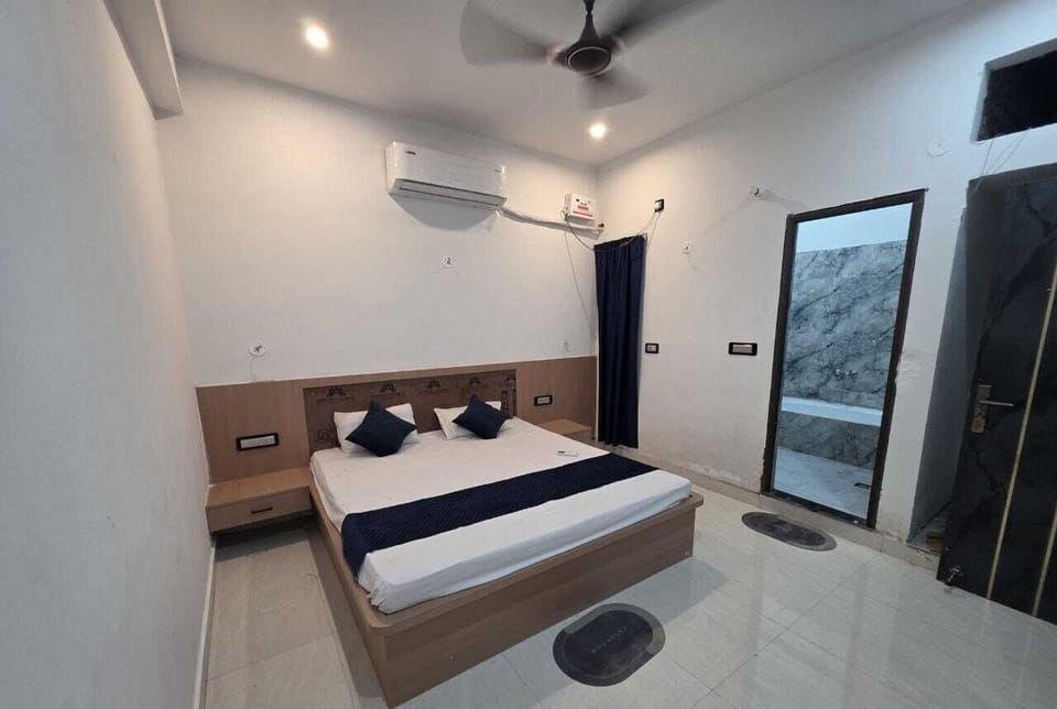 Deluxe Room, Balcony, City View | WiFi (free), bed sheets