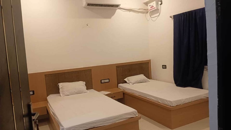 Deluxe Double Room, Balcony | WiFi (free), bed sheets