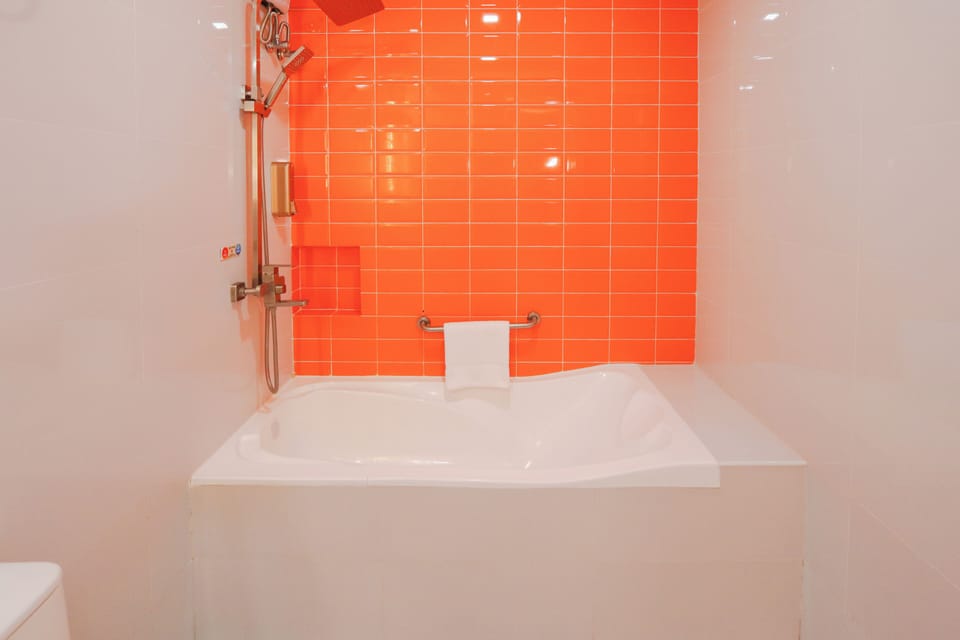 Family Suite Vibe | Bathroom | Free toiletries, towels, soap, shampoo