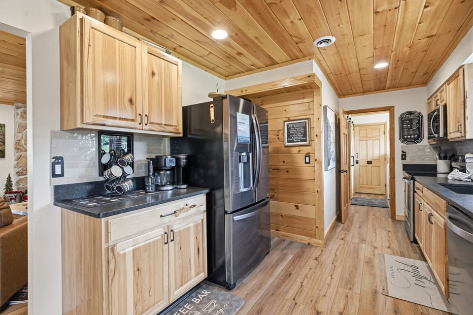 Cabin, 3 Bedrooms | Private kitchen | Coffee/tea maker, fridge, oven, toaster
