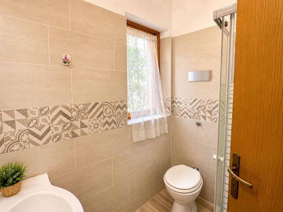 House, 2 Bedrooms, Smoking | Bathroom
