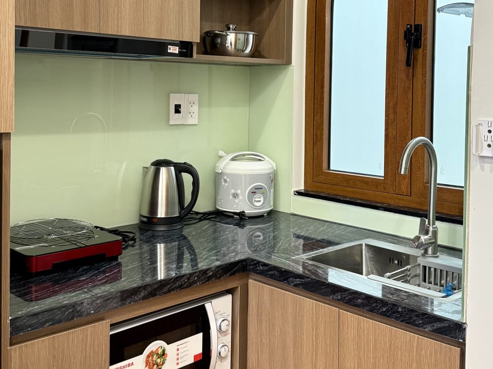 Deluxe Double Room | Private kitchen | Fridge, microwave, stovetop, cookware/dishes/utensils