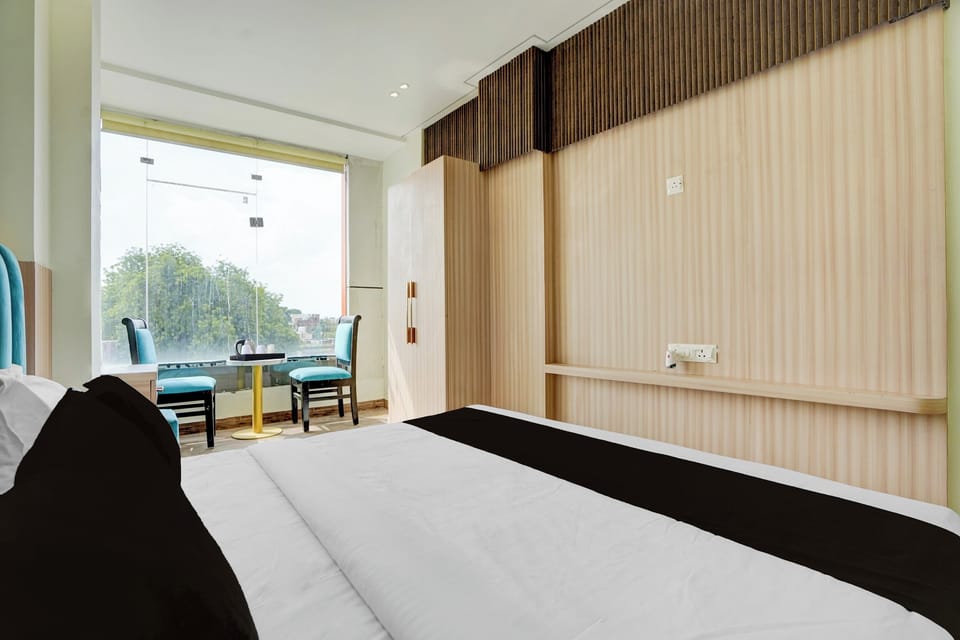 Premium Room | Desk, WiFi (free), bed sheets