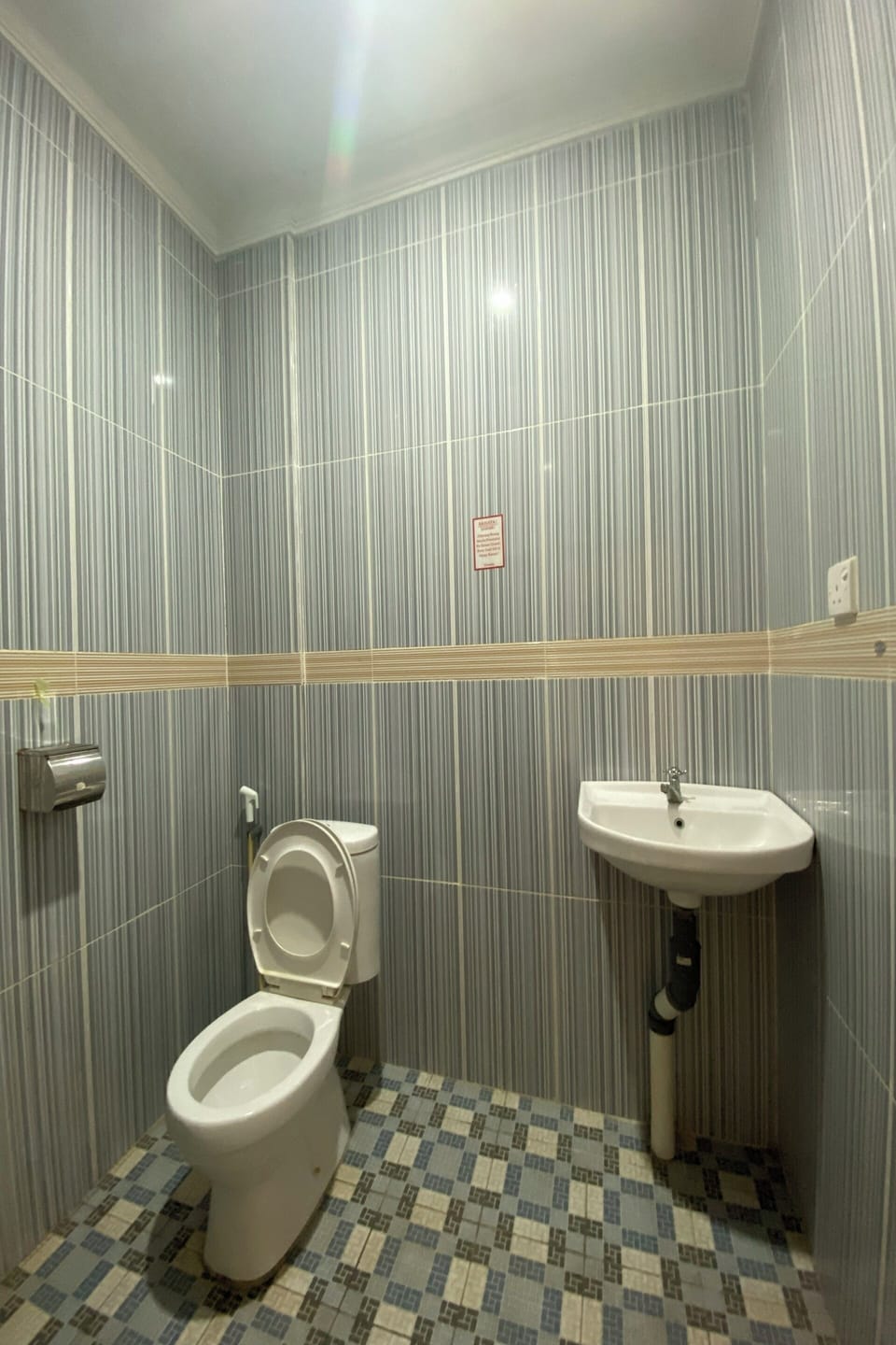 Standard Double Room | Bathroom | Shower, bidet, towels, toilet paper