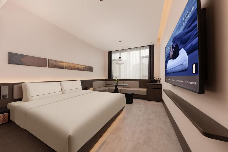Classic Single Room, City View | Living area