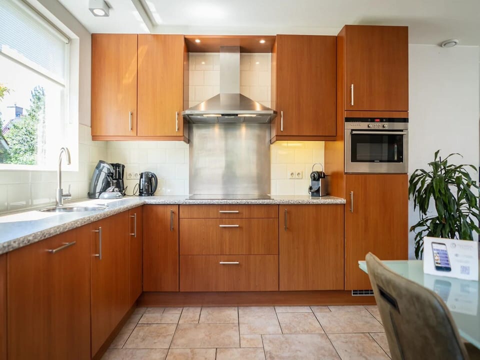 Villa | Private kitchen | Stovetop, highchair