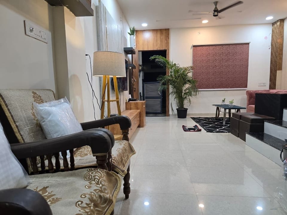 Deluxe Double Room, Balcony, City View | Interior