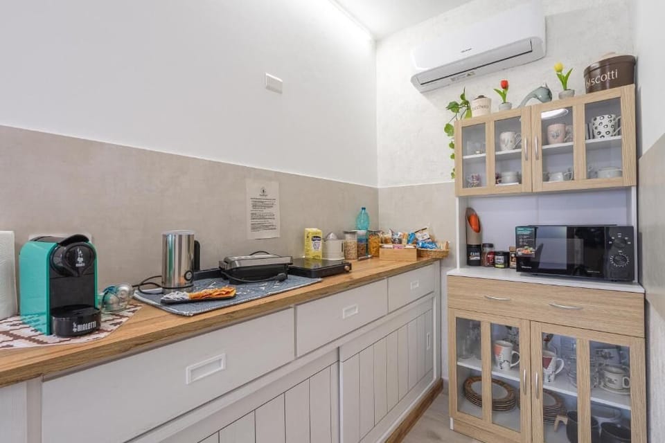 Deluxe Double Room, Balcony | Private kitchen | Mini-fridge, microwave, cookware/dishes/utensils